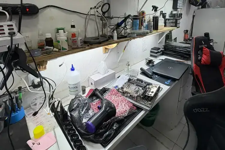 Bancada com soprador e ferramentas de limpeza