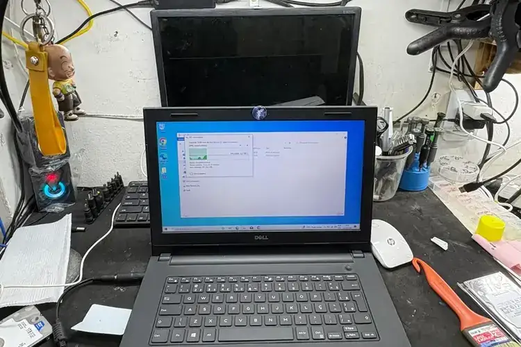 Notebook aberto na bancada