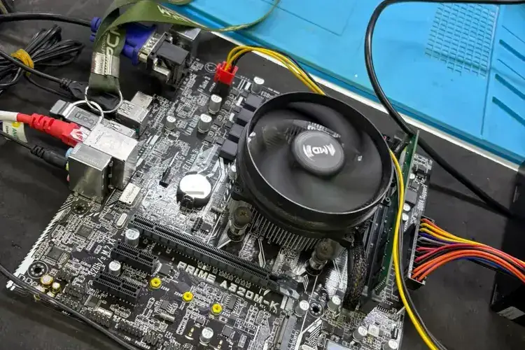 Placa-mãe de computador na bancada