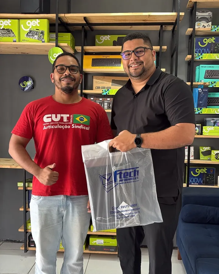 Cliente recebendo o computador na loja da FTech