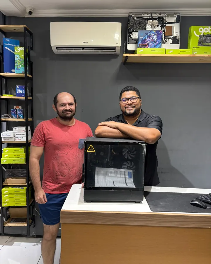 Cliente com o PC entregue no balcão da FTech