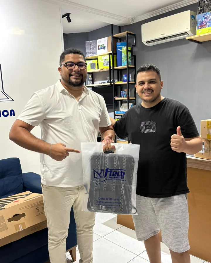 Cliente recebendo o notebook na loja da FTech
