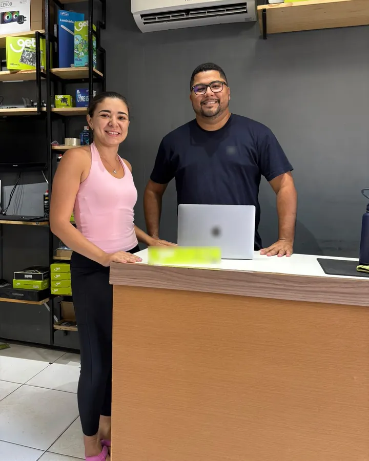 Cliente com o notebook entregue no balcão da FTech