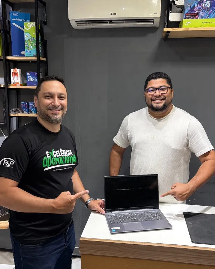 Cliente com o notebook entregue pela FTech