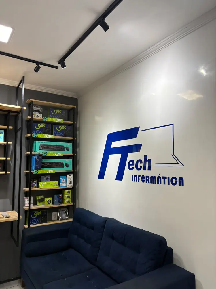 Recepção da FTech com o logo na parede